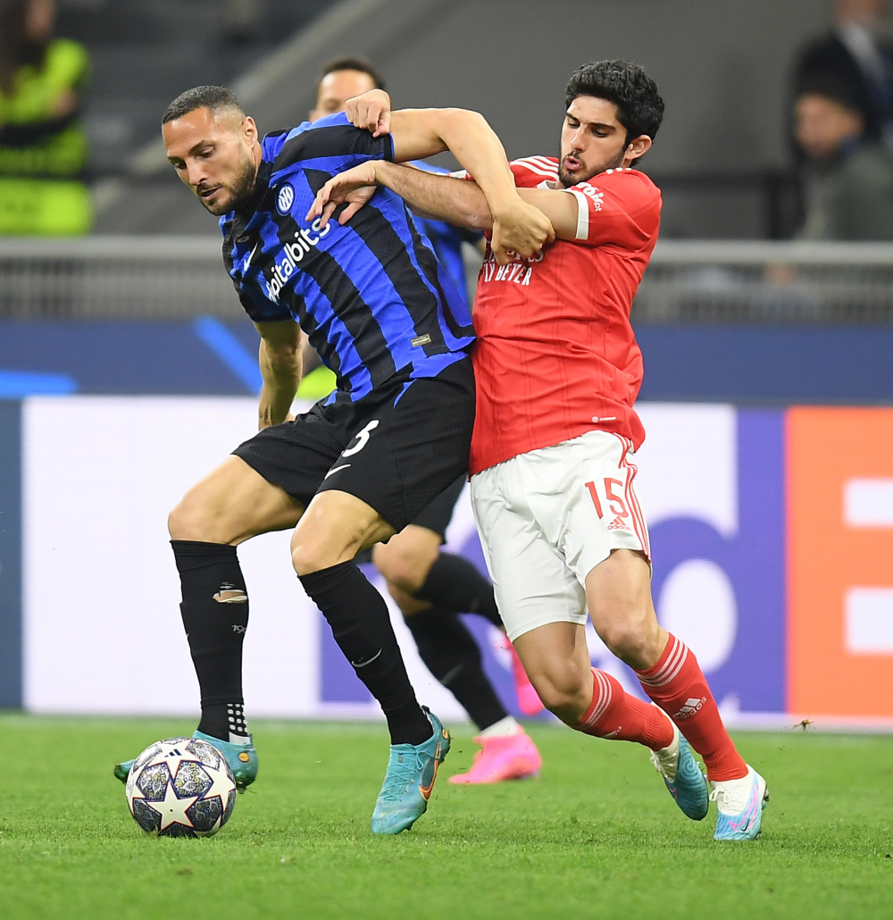 葡萄牙2026客场球衣谍照曝光，V字纹路寓意超级英雄（葡萄牙2026客场球衣疑现身，V形纹设计致敬超级英雄）