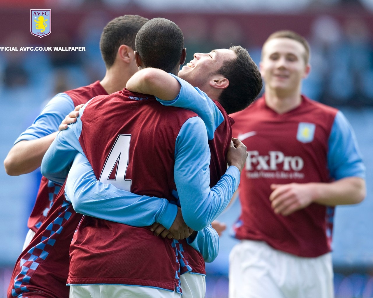 阿斯顿维拉主场2-1战胜阿森纳，延续连胜，双线作战表现亮眼。