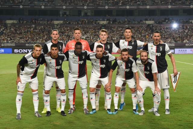 记者：邵佳一探班U22国足训练，与主帅安东尼奥相谈甚欢（媒体人称邵佳一到访U22国足训练场，与主帅安东尼奥愉快交流）