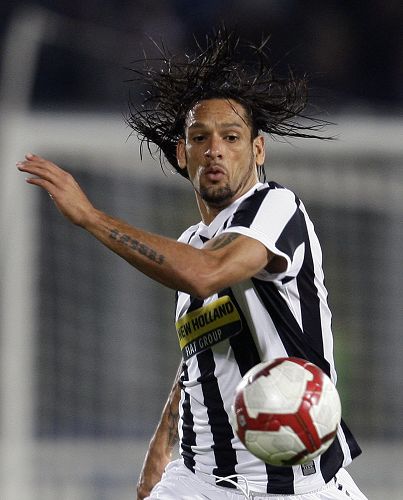 阿德莱德联官方：古德温在场边默默支持着队友们（阿德莱德联官宣：古德温场边观战，低调为队友打气）