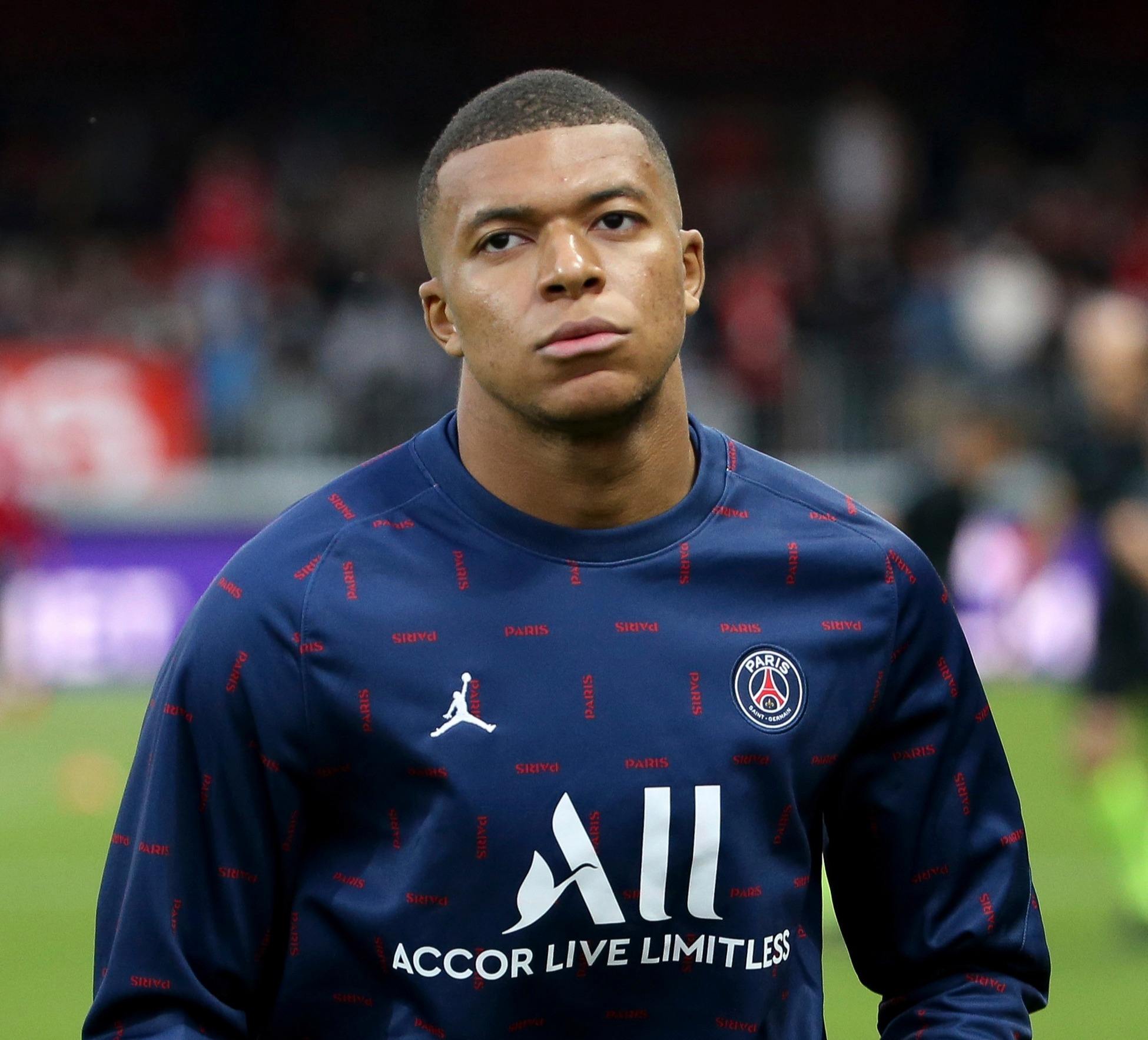 德国发布赛前海报：基米希、格纳布里出镜（德国队赛前海报亮相：基米希与格纳布里同框）