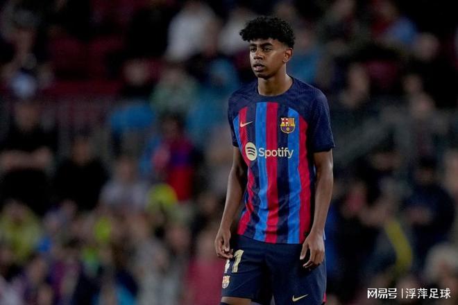 脚后跟停球+倒钩解围，阿拉伯杯上阿尔及利亚一后卫防守尽显球技